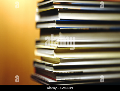 Pila di libri, angoli in colore di primo piano e sfondo giallo Foto Stock