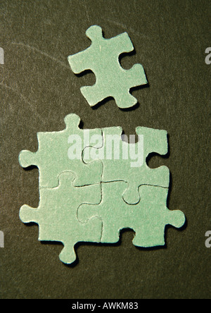 Quattro collegato i pezzi del puzzle e un pezzo separato, close-up Foto Stock