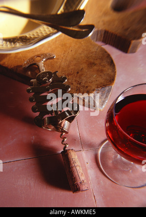 Struttura di cavatappi accanto al bicchiere di vino Foto Stock