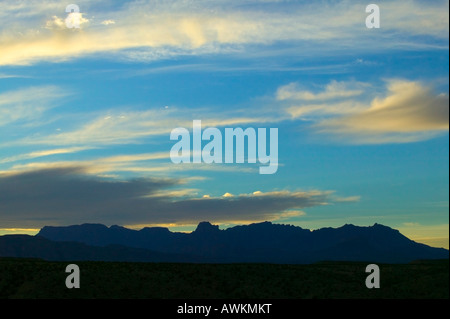 Sunset over Chisos Montagne parco nazionale di Big Bend TX Foto Stock