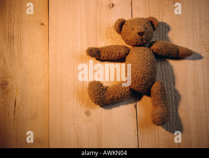 Orsacchiotto di peluche su tavole di legno Foto Stock