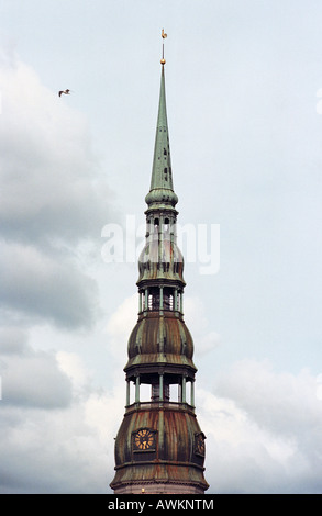 Campanile della Basilica di San Pietro nella Città Vecchia di Riga, Lettonia Foto Stock