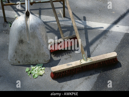 Scope e paletta in appoggio sulla strada Foto Stock