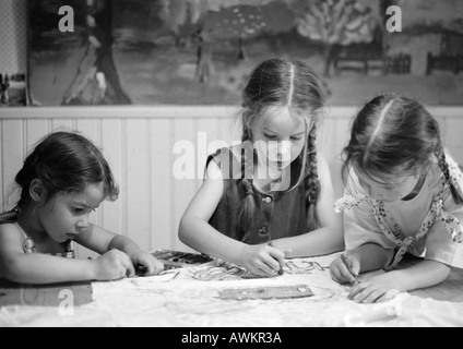 Le tre ragazze disegno, b&W Foto Stock