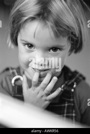 Bambina con il dito in bocca, ritratto, b&W Foto Stock