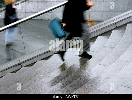 L'uomo correre su per le scale, bassa sezione, movimento sfocato Foto Stock