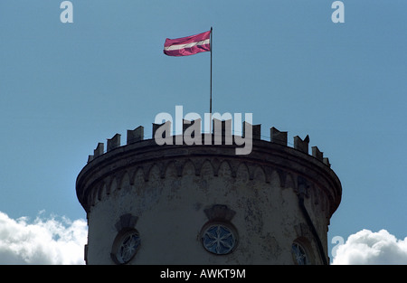 Bandiera lettone sulla torre del castello di Cesis, Lettonia Foto Stock