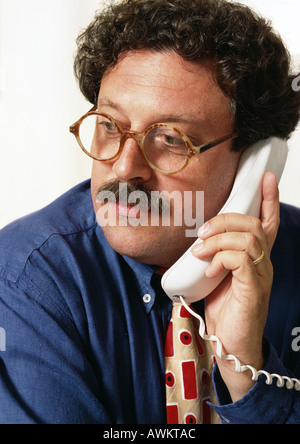 Uomo che utilizza phone, ritratto Foto Stock