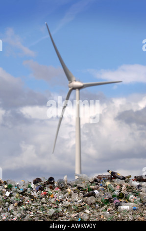 Una turbina eolica situato accanto a un riciclaggio del vetro DEPOT NEL PORTO DI AVONMOUTH vicino a Bristol Regno Unito 2007 Foto Stock