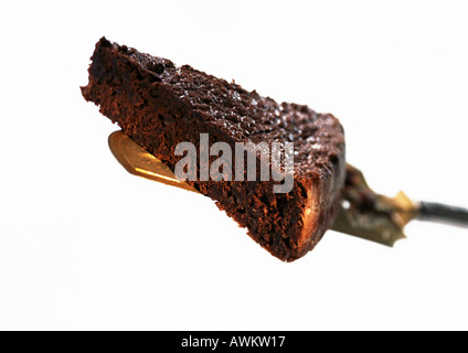 Pezzo di torta al cioccolato torta sul server, close-up, sfondo bianco Foto Stock