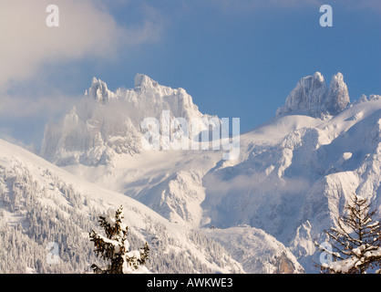 La luce del sole e neve ombre sulle vette di grande Spannort sinistra e poco Spannort sopra a destra Engelberg svizzera Foto Stock