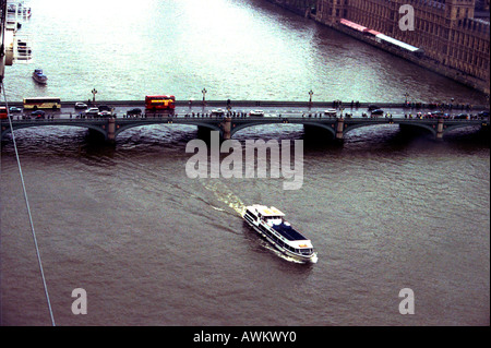 Crociera turistica barca sul fiume Tamigi a Londra Foto Stock