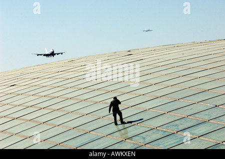 Lavoratore cinese sul terminale 3 l'Aeroporto Internazionale di Pechino a Pechino in Cina. 13-Mar-2008 Foto Stock