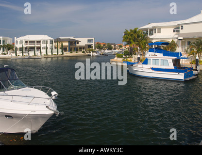 Motoryacht di lusso nella parte anteriore del waterside esclusiva case a isole sovrano di Surfers Paradise, Gold Coast di Queensland in Australia Foto Stock