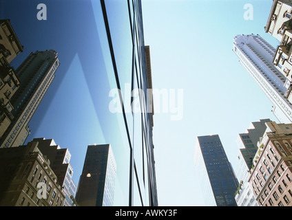 Stati Uniti, New York, grattacieli, basso angolo di visione Foto Stock