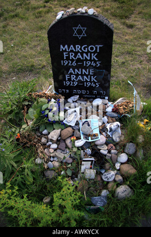 Il memorial grave alla casa di Anna Frank e sua sorella Margot nell'ex campo di concentramento nazista a Bergen Belsen, Germania. Foto Stock