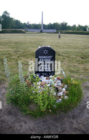 Il memorial grave alla casa di Anna Frank e sua sorella Margot nell'ex campo di concentramento nazista a Bergen Belsen, Germania. Foto Stock