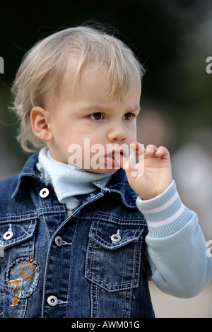 Ritratto di un giovane ragazzo Foto Stock