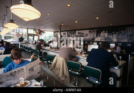 I turisti all'interno del ristorante, Mels Drive In, Lombard Street, San Francisco, California, Stati Uniti d'America Foto Stock