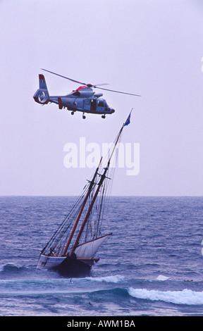 Salvataggio in elicottero da Cabin Fever naufragio, Tory Island, Co Donegal, Irlanda Foto Stock