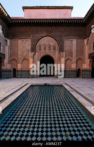 Cortile, Ali-Ben-Youssef madrasah, storica Accademia teologica nel quartiere della Medina, Marrakech, Marocco, Africa Foto Stock