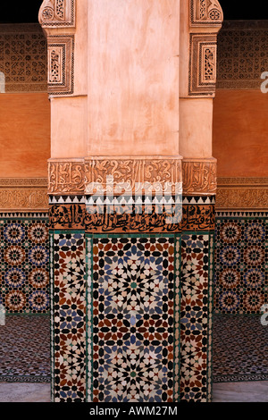 Colonna decorata con artistiche arabesque progetta, Ali-Ben-Youssef madrasah, storica Accademia teologica nel quartiere della Medina, Foto Stock