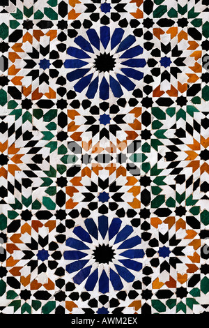 Bella stella-parete sagomata a mosaico, Palais de la Bahia, storico quartiere della Medina, Marrakech, Marocco, Africa Foto Stock