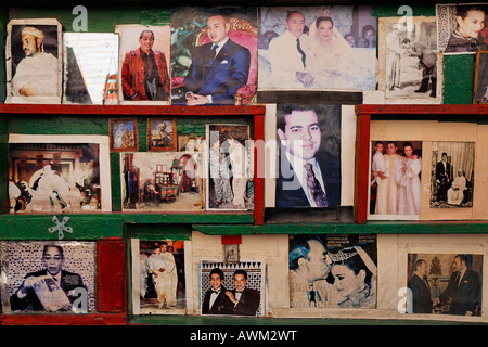 Foto sbiadite e giallite dei reali marocchini, dei re Hassan II e di Mohammed VI in un chiosco nello storico quartiere Medina, Marrake Foto Stock