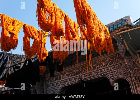 Arancio-lana tinta appesa sopra la strada, Tintori' souk, Medina, Marrakech, Marocco, Africa Foto Stock