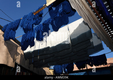 Lana tinta blu appesa tra case, souk dei tinti, Medina, Marrakech, Marocco, Africa Foto Stock