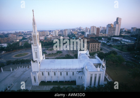 Angolo di Alta Vista della cattedrale in città, a Piazza Indipendenza, Maputo, provincia di Maputo, Mozambico Foto Stock