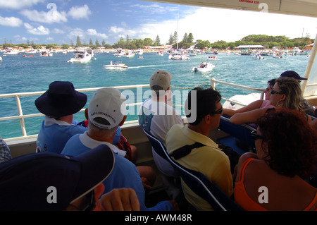 I turisti sul traghetto guardare molte barche e persone in marina a Thompson Bay Rottnest Island Western Australia n. MR o PR Foto Stock