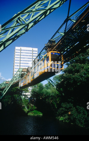 Monorotaia di sospensione oltre il ponte, Wuppertal Schwebebahn, Fiume Wupper, Wuppertal, Renania settentrionale-Vestfalia, Germania Foto Stock