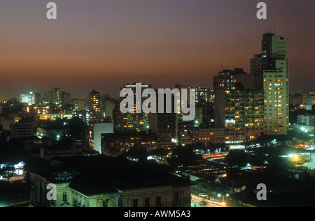 Edifici illuminato nella città di notte, Maputo, Mozambico Foto Stock