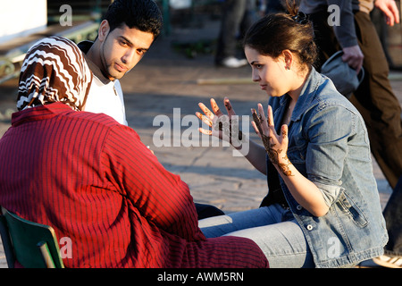 Giovane donna Henne asciugatura mani dipinte, piazza Djemaa el Fna a Marrakech, Marocco, Africa Foto Stock