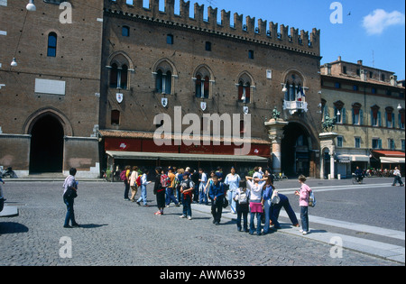 I turisti presso il municipio, piazza Trento e Trieste, Ferrara, Emilia Romagna, Italia Foto Stock