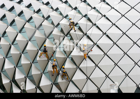 Pulizia del tetto presso il Teatro sulla Baia di Singapore Foto Stock