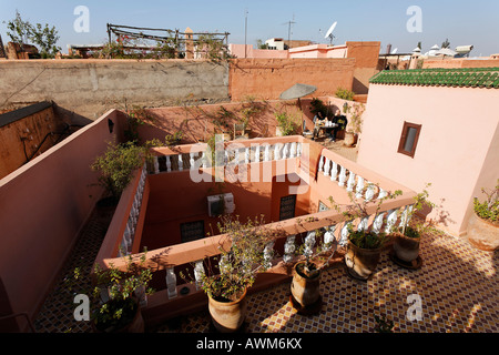 Terrazza sul tetto di un Riad hotel alla Medina di Marrakech, Marocco, Africa Foto Stock