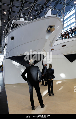 I visitatori la verifica di un yacht, Boot 2008, il mondo è più grande vetrina per la nautica da diporto e sport acquatici, Duesseldorf, NRW, Germania, Europa Foto Stock