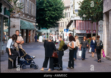 I turisti in street, Borgogna, Francia Foto Stock