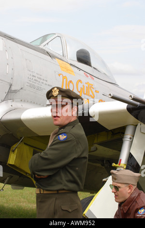 Guerra Mondiale 2 re emanazione stati vestito come seconda guerra mondiale noi pilota americano in piedi di fronte a P 47 aeromobili Thunderbolt Foto Stock