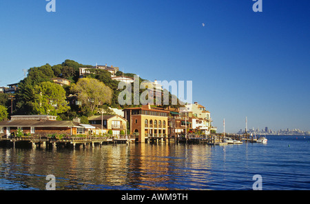 California Tiburon corinzio Belvedere Isola Cove le case di lusso vista verso San Francisco Foto Stock