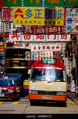Autobus e taxi in attesa in corrispondenza di una intersezione di Shanghai Street in Kowloon Hong Kong Foto Stock