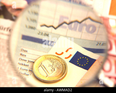 Close-up di lente di ingrandimento sull Unione europea valuta Foto Stock