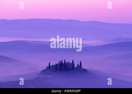 Early Morning mist su Podere Belvedere, Val d'Orcia, Toscana, Italia, Europa Foto Stock