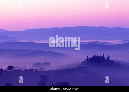 Early Morning mist su Podere Belvedere, Val d'Orcia, Toscana, Italia, Europa Foto Stock