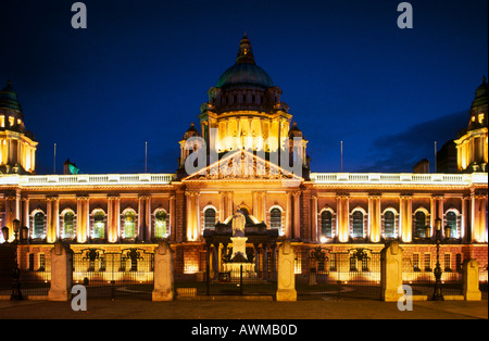 Il municipio è illuminato di notte, Municipio di Belfast, Belfast, Repubblica di Irlanda Foto Stock