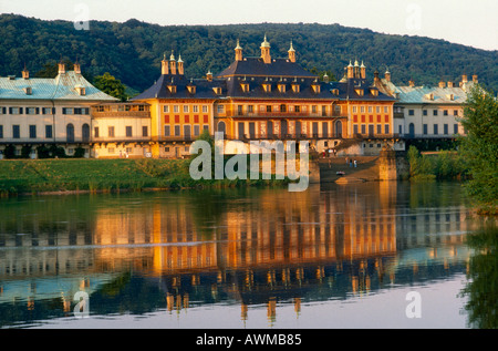 Castello di riverfront, Pillnitz, Dresda, Sassonia, Germania Foto Stock