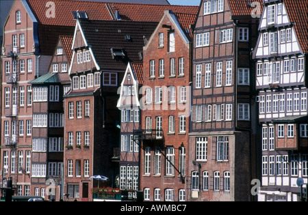 Semi-case con travi di legno in una fila, Nikolaifleet, Deichstrasse, Amburgo, Germania Foto Stock