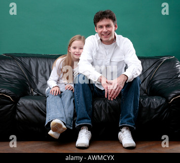 Padre e figlia rilassante sul lettino Foto Stock